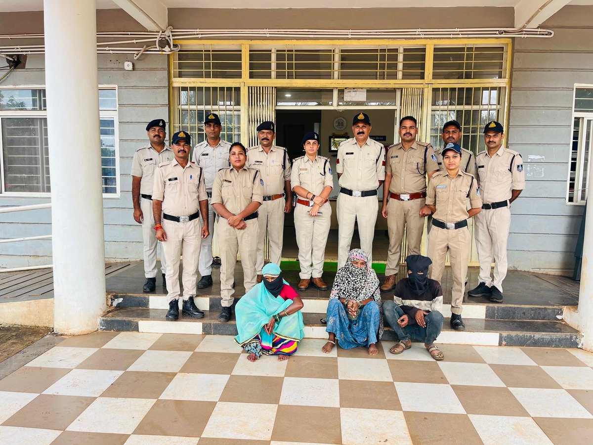 SP_AgarMalwa's tweet photo. 🚨कोतवाली पुलिस आगर मालवा की बड़ी सफलता 🚨
🔹 3 चोरी की वारदातों का खुलासा
🔹 3 आरोपी गिरफ्तार
🔹 3 विधि विरुद्ध बालक को पुलिस अभिरक्षा में लिया
🔹 ₹13 लाख से अधिक का सोना-चांदी, टीवी, टैबलेट व नगदी बरामद

#MadhyaPradeshPolice #AgarMalwaPolice https://t.co/LhRJ1zzcTq