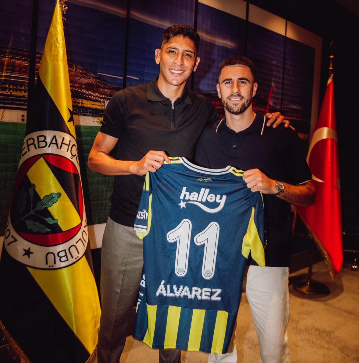🟡🔵 Edson Álvarez takes his first picture as new Fenerbahçe player.

Here with his agent Nathan van Kooperen from Muy Manero agency.