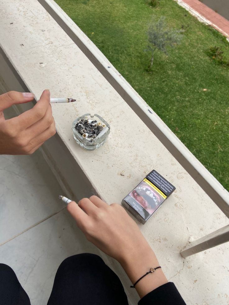 Bir kadın kırdı zincirleri.
Biraz deli, biraz cesur.
Yaktı ezberleri, susturdu herkesi.
Giydi hayallerini, savurdu külleri.
Aldı kırmızı gülleri.
Siyah bir kağıda, beyaz kalemle yazdı ..
"Çekilin sahne bizim şimdi"
Gülten Alp
İçiyorsak bir sebebi var. 🍁 🍂 

#keyiflihaftasonları