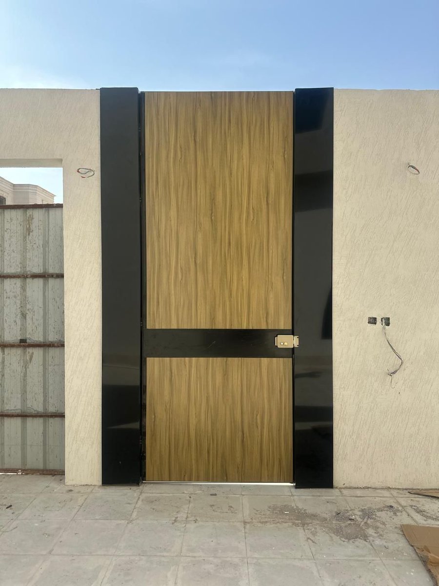 🚪 أبواب السور الخارجي... أول انطباع عن بيتك!

لا تستهين باختيار مقاساتها، لأنها عنصر أمان، وجمال، وسهولة استخدام.

🔻 الآن خلّني أشرح لك المقاسات الصح بطريقة بسيطة:

🟥 ١- الباب الرئيسي (أبواب المدخل):
لا تختاره صغير!
يفضل يكون عرضه بين ١٨٠ إلى ٢٢٠ سم
يعطي شعور بالفخامة، ويسمح
