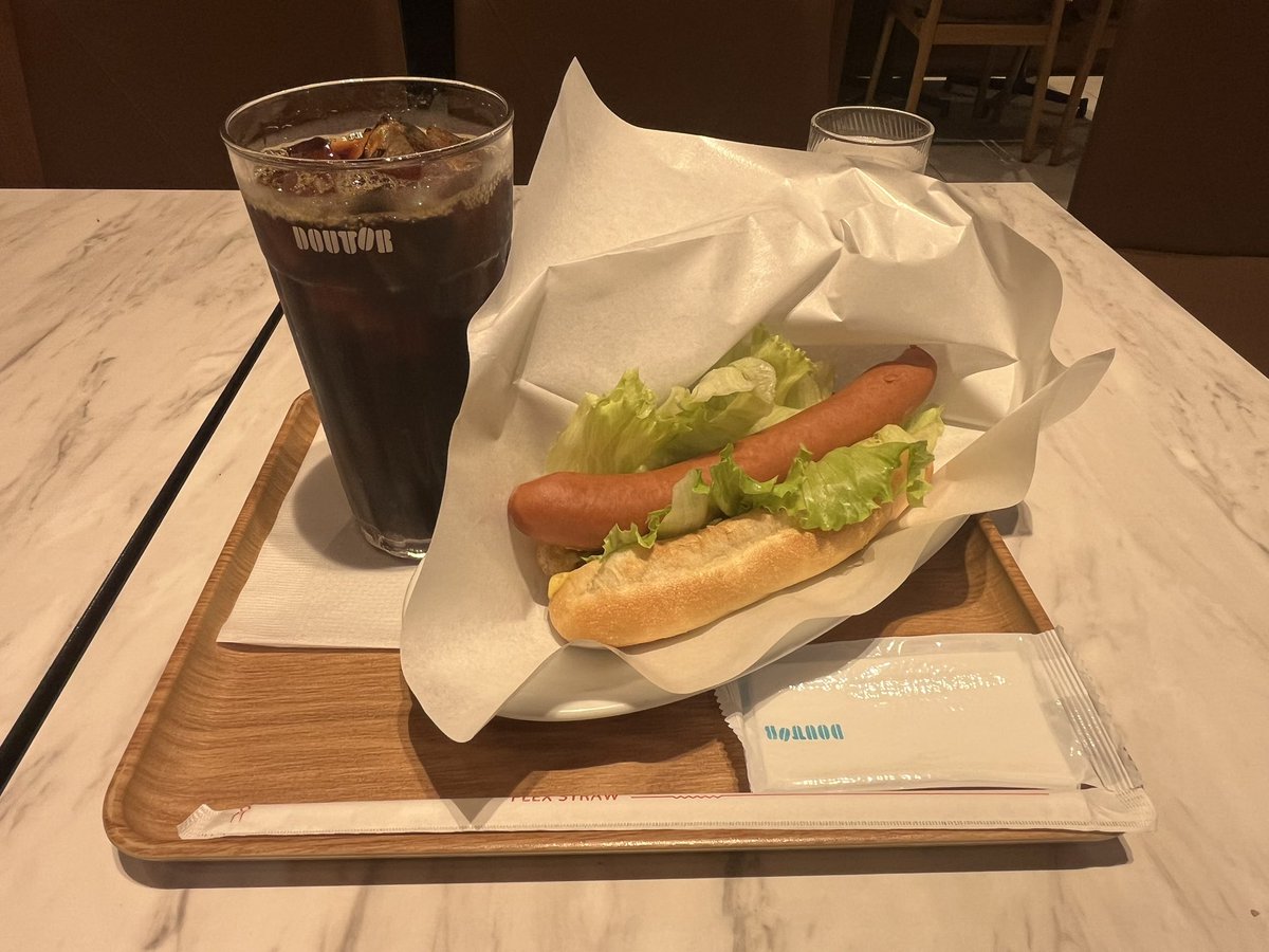 kiyo4072's tweet photo. #うにいくらの食い道楽 #DOUTORKitchen
本日の晩ごはん
『キッチンレタスドッグ』
風邪ひいたみたいで気がついたら15時間くらい寝てました💦
いったん会社休むって電話入れて食べたのは豆腐だけ🫠
少し動けるようになったので買出しついでにちょっとだけ外食✨
チーズこってりは無理そうだったのでなんとなくレタスドッグ🌭🥬
パリッとしたソーセージとマスタードの辛味が美味かった❣️
帰ってぐっすり寝ます💤
体調絶不調の💦
うにいくらでございます🙇♂️