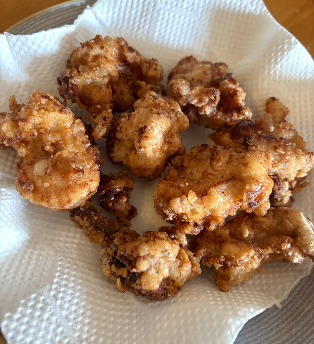 chantsumu's tweet photo. 人から料理しなそうというイメージ持たれるんだけど、なんでーーーー😶‍🌫️
社会人になって何度言われたことか💧
鶏肉安くて塩唐揚げ作るくらいには料理するのに！笑

唐揚げ達人の母に写真送ったら
褒められた！嬉しい🫶笑 https://t.co/IJseF6knLX