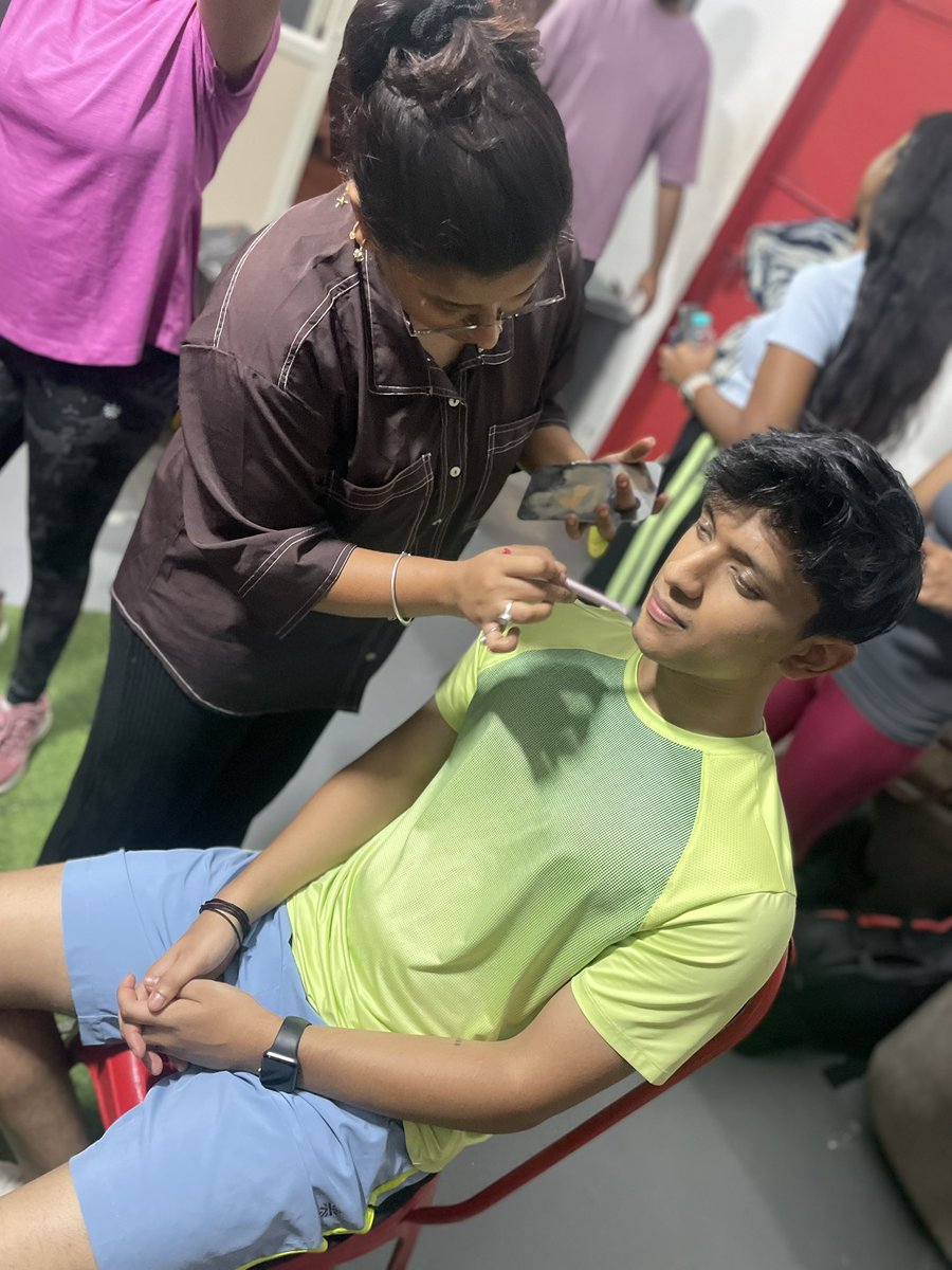 2 second ke feature ke liye 20 minute ka makeup karwaya