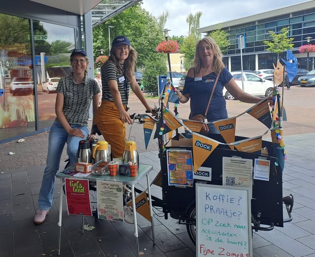 De buurtwerkers van DOCK komen naar je toe deze zomer! Zin in een praatje of kopje koffie? We horen het graag elke dinsdag- en donderdagochtend van 10 tot 12! Dinsdag bij winkelcentrum Vleuten &amp; Donderdag op het Mereveldplein in de Meern Wanneer: Van 21 juli t/m 31 augustus