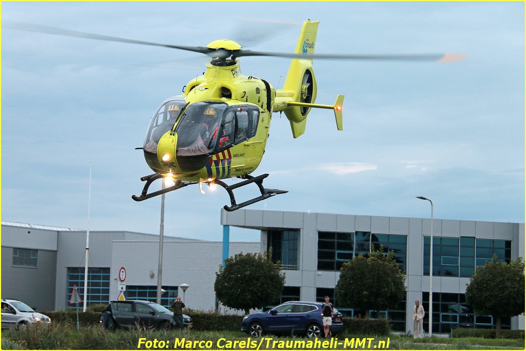 Lifeliner1 landt langs Nieuwkoopseweg in Nieuwkoop
traumaheli-mmt.nl/lifeliner1-lan…