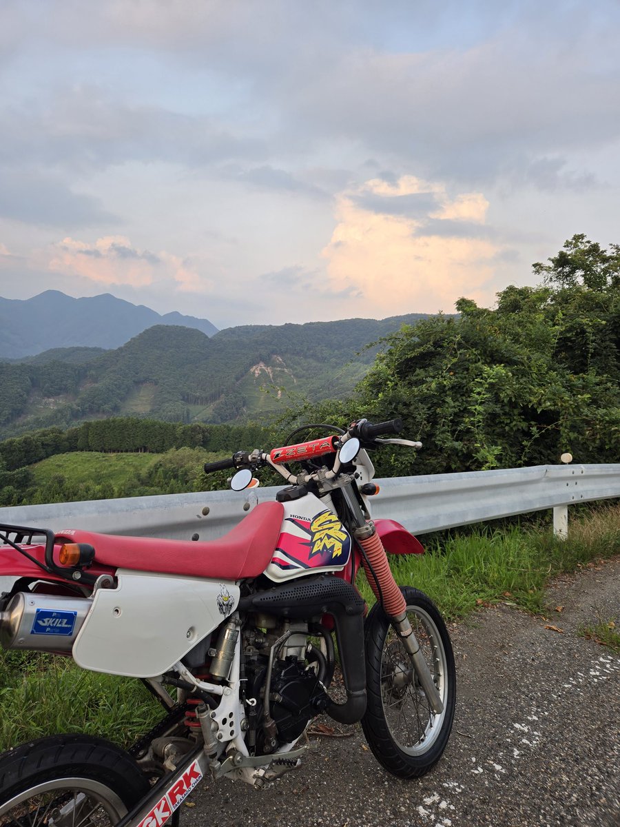 XQfUGraSRB85222's tweet photo. ホントはフロント14インチにしてからハイグリップにしたかったけど時間かかりそうだからTT900GP履かせてみた!
見た目ちょっとレーシーだしグリップいい感じ!
#モタード風
#CRM50
#TT900GP https://t.co/tq0UqMkHks