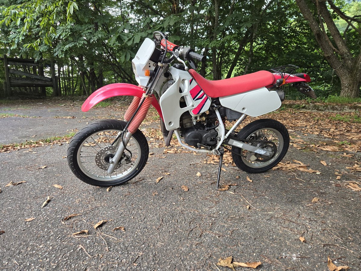 XQfUGraSRB85222's tweet photo. ホントはフロント14インチにしてからハイグリップにしたかったけど時間かかりそうだからTT900GP履かせてみた!
見た目ちょっとレーシーだしグリップいい感じ!
#モタード風
#CRM50
#TT900GP https://t.co/tq0UqMkHks