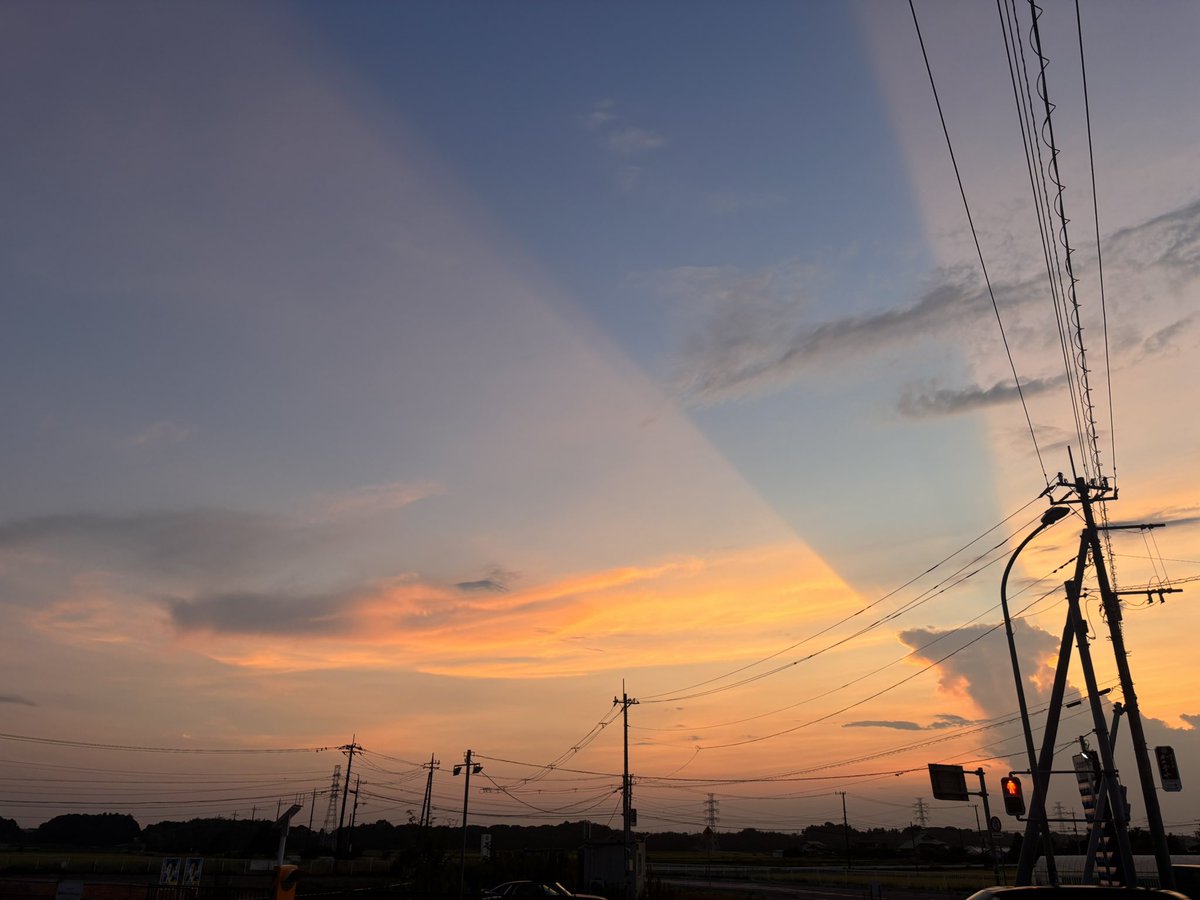 kq_take's tweet photo. 面白い写真撮れた、反薄明光線ってやつ？

これ地上近くを散乱してた赤い光が遮られて、より上空で散乱してた青い光が見えるようになった、って理解で良いんですかね？？ https://t.co/FuB5By0eLt
