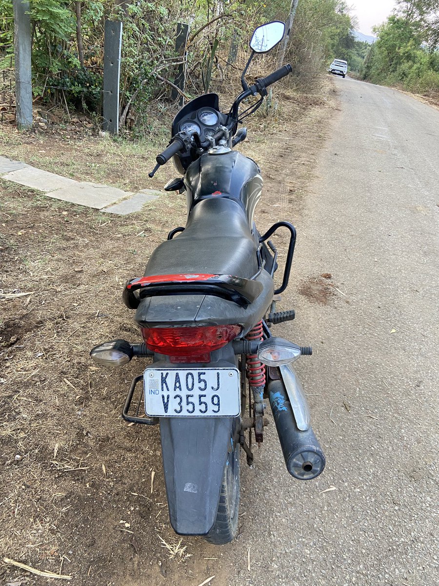 RGK007x's tweet photo. @blrcitytraffic 
My Honda Bike
KA-05-JV-3559, is in our farm land since 2018 by mistake the challan has been raised kindly rectify the issue.
My vehicle pic is attached. https://t.co/ML2GQ7rxCC