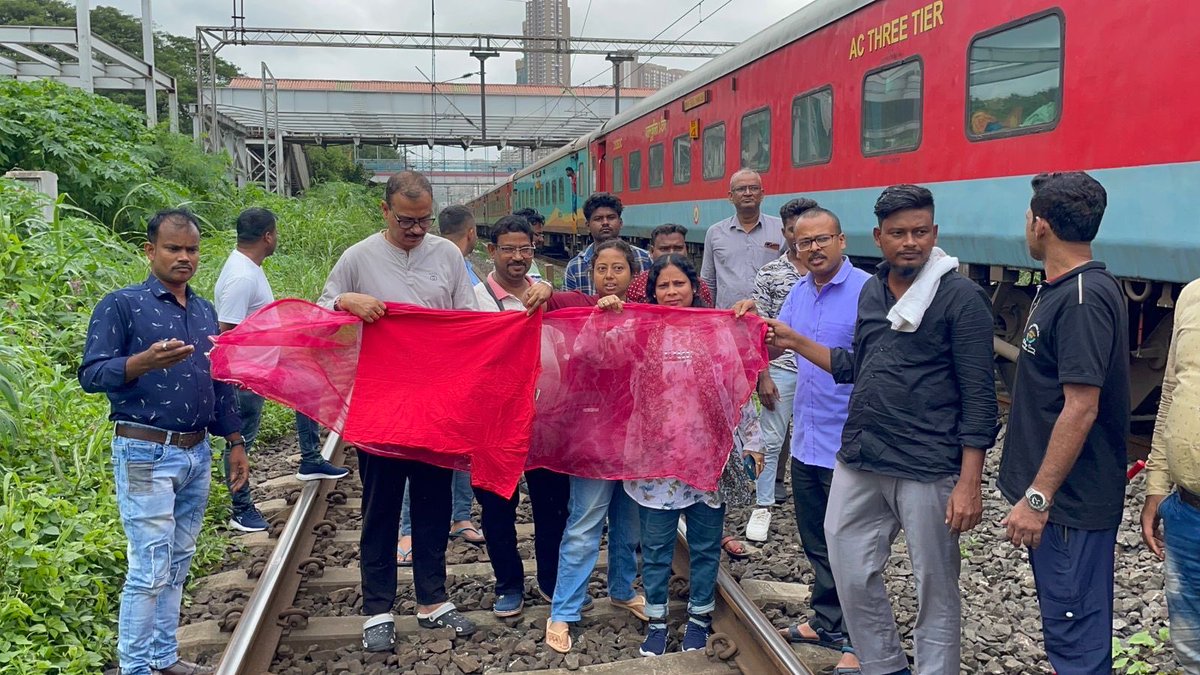 Railwhispers's tweet photo. आज की घटना
पहले से ही 6-7 घंटे लेट चल रही हावड़ा मेल को मुलुंड में एक-डेढ़ घंटे रोका—फिर भांडुप में खड़ी कर दिया—इससे संतप्त यात्रियों ने पटरी पर उतरकर विरोध जताया
हालाँकि यह कंट्रोलर की लापरवाही है—तथापि गाड़ियों में प्रेशर ड्राप की बात को छिपाया जाता है! इस पर ध्यान देना चाहिए। https://t.co/KUnhqaON8b