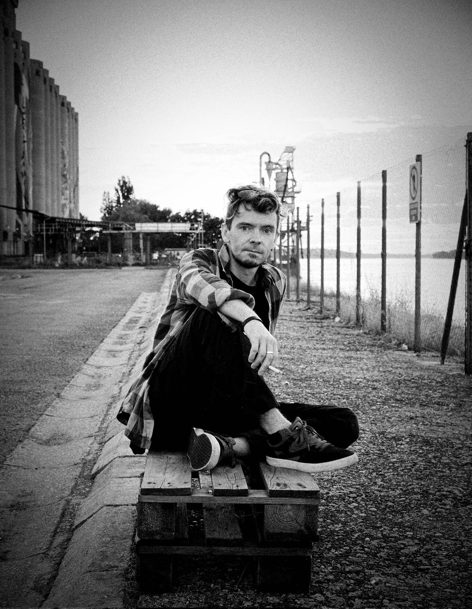 по пути на работу разъебало песней DRAMATIQUE 
вот вроде всё меняется, а песни Земфиры так и написаны про тебя. 
каждый раз. 
каждый сука раз. 

я не ем и не сплю и выгляжу плохо 
я грёбаный мем прошлая эпоха 
звёздная пыль и вечная драма 
я скучаю по маме