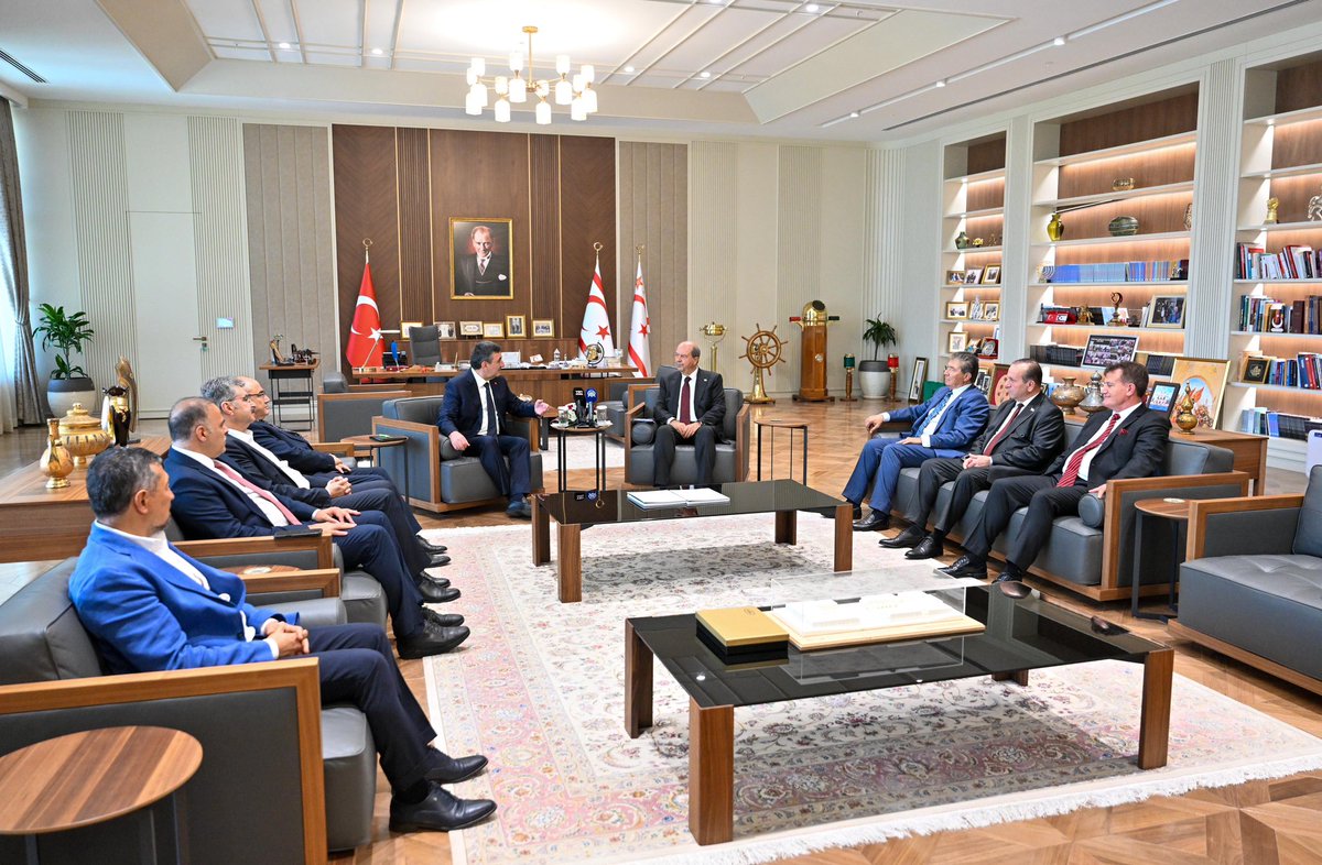 KKTC Cumhurbaşkanı Sayın Ersin Tatar, Başbakan Sayın Ünal Üstel ve hükümet ortaklarıyla KKTC Cumhurbaşkanlığı Yerleşkesi’nde bir araya gelerek iş birliğimizi daha da güçlendirecek projeleri değerlendirdik.

Kardeşlik ve dayanışma temelinde yürüttüğümüz çalışmalarımızda