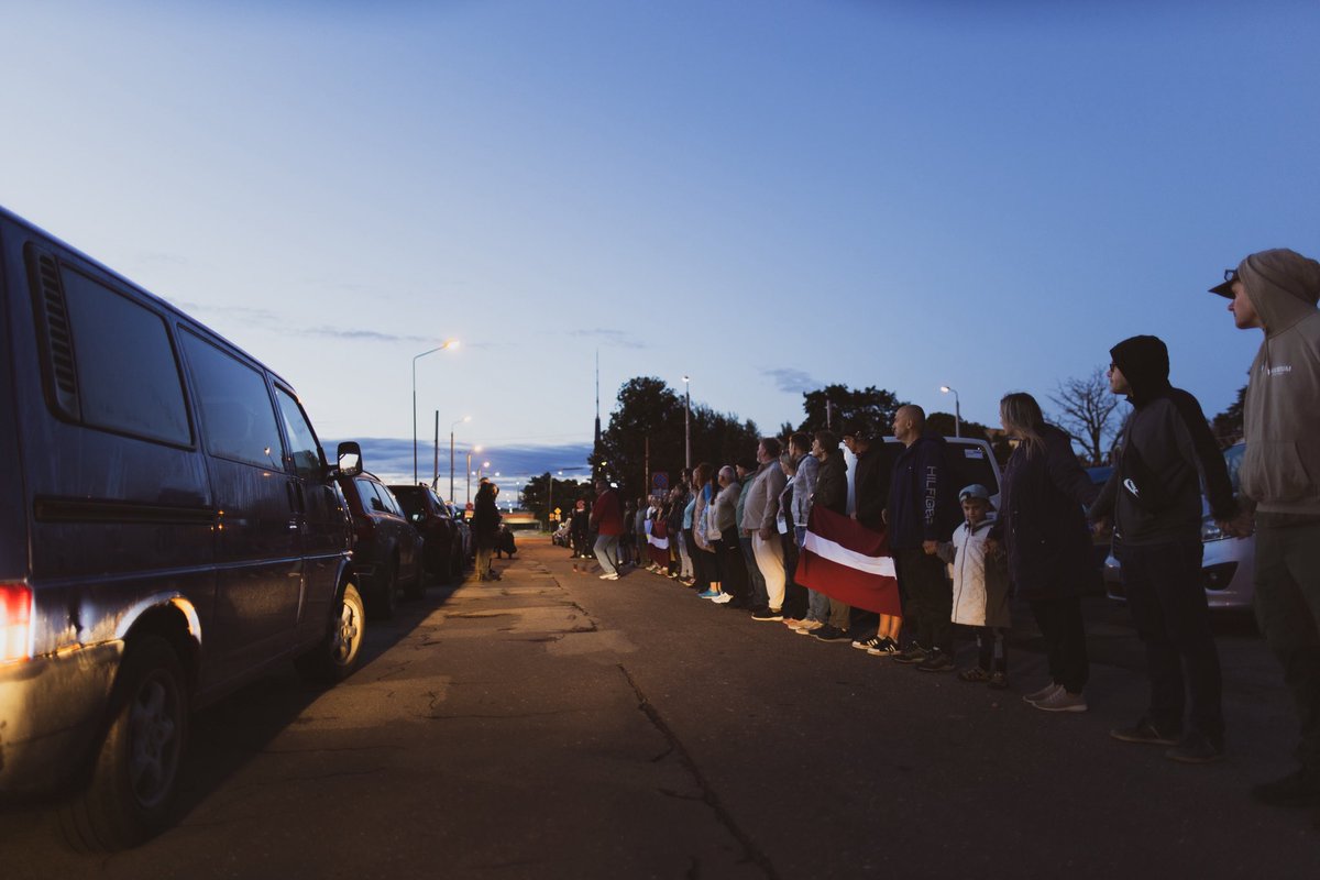 Šorīt mēs atkal sadevāmies rokās. Tviterkonvojs <a href="/UznemejiMieram/">UznemejiMieram</a> un <a href="/BTaviDraugi/">Biedrība “Tavi draugi”</a> par mūsu un Ukrainas brīvību un neatkarību. 55 transortlīdzekļi dodas #StandWithUkraine 

Foto: Gatis Dieziņš (Aizsardzības ministrija)