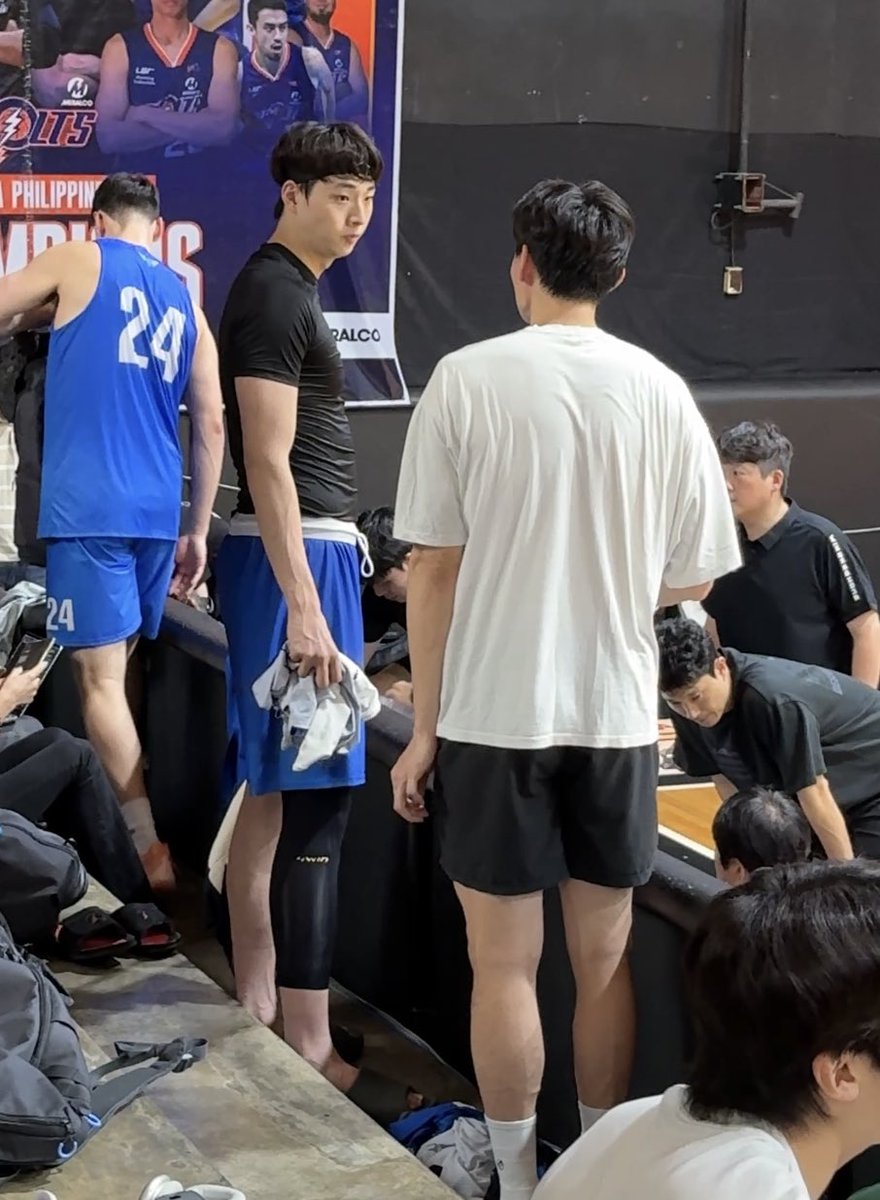 준일이형 공냥이형 돌아가며 주영이 과외 시켜주고 경기 끝나고 나서는 국찬띠가 피드백? 해주고 ,, 이번 비시즌도 많이 배우고 성장 중인 주영이🥺