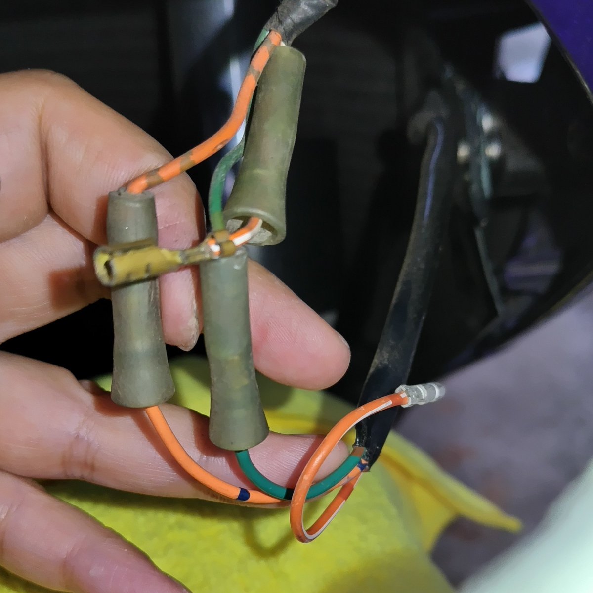 割れたところを外すのも一苦労。ギボシが抜けなくて千切るかとおもった。さて、割れたパーツはうまくくっつくかな？