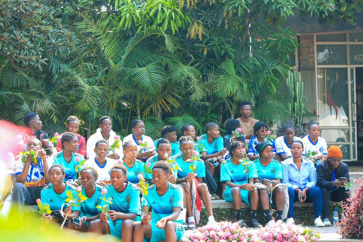 Rayon Sports Women F.C (@rayonsportswfc) on Twitter photo Mbere yo gukina umukino wa Gicuti, Rayon Sports WFC na Academie Sportive Uwezo Dames yo muri DR Congo basuye <a href="/Kigali_Memorial/">Kigali Genocide Memorial</a>
Basobanuriwe uko Jenoside yakorewe Abatutsi 1994 yateguwe, uko yashyizwe mu bikorwa n’ingaruka zayo.
Biyemeje kwimakaza amahoro binyuze muri Siporo Mbere yo gukina umukino wa Gicuti, Rayon Sports WFC na Academie Sportive Uwezo Dames yo muri DR Congo basuye <a href="/Kigali_Memorial/">Kigali Genocide Memorial</a>
Basobanuriwe uko Jenoside yakorewe Abatutsi 1994 yateguwe, uko yashyizwe mu bikorwa n’ingaruka zayo.
Biyemeje kwimakaza amahoro binyuze muri Siporo