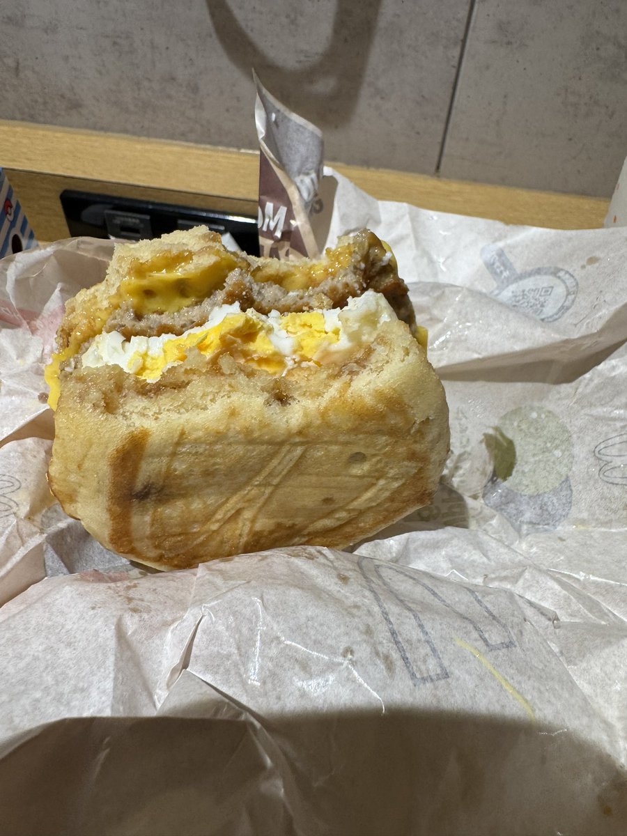 そういえば、今日朝ごはんにマクド食べてたんだけどビックリした笑

これ普通に見えると思うけど何が違うと思う？