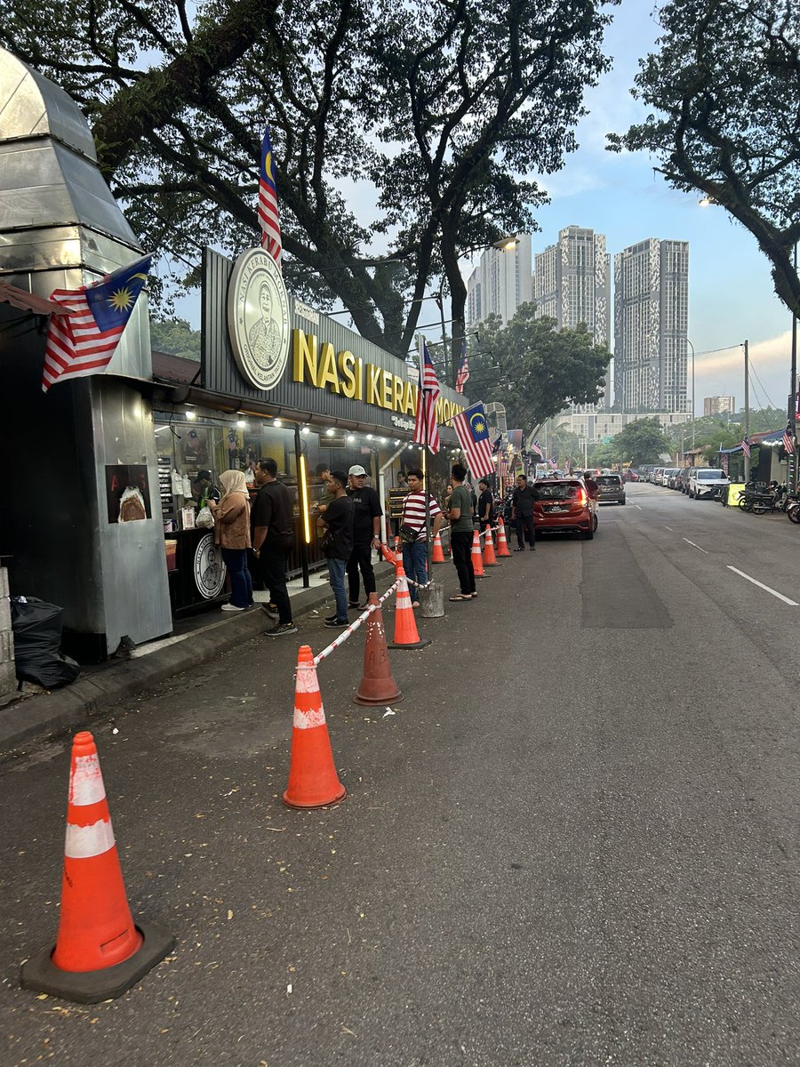 Keadaan beratur di moknab sebelum umat melayu sembahyang maghrib