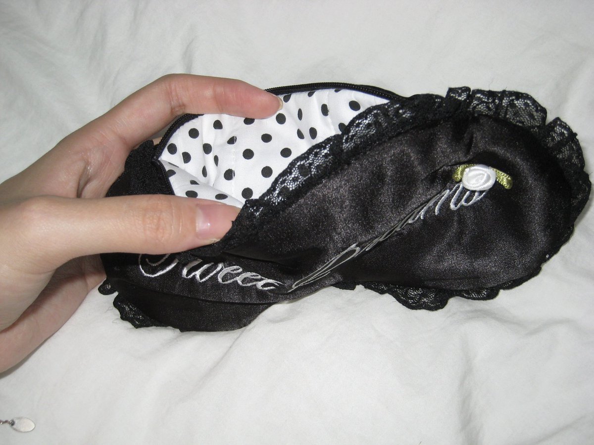 Sweet Dreams Pouch 🛌🪽

#Rt + #follow 추첨 한 분께
안대 쉐입의 사랑스러운 파우치를 보내드려요 ♥︎ 

🔗witchform.com/deposit_form.p…