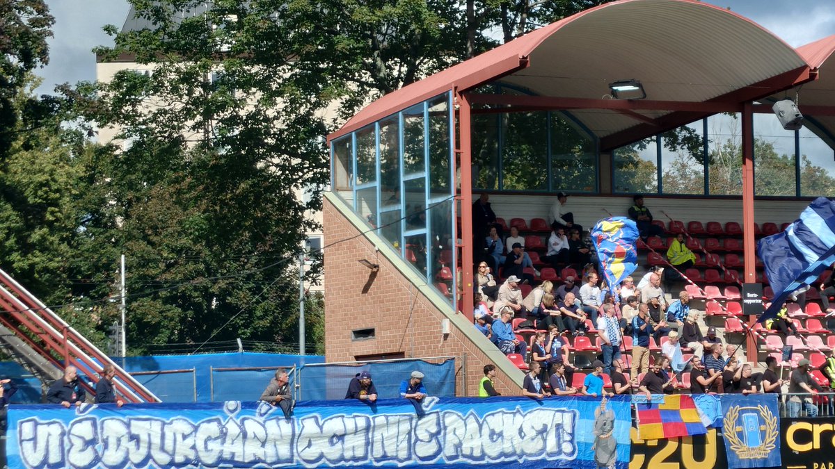 joakimhall's tweet image. Derby på Skytteholm. Starkt av Dif att få med sig en klack på 12 pers. #AIK #difboll