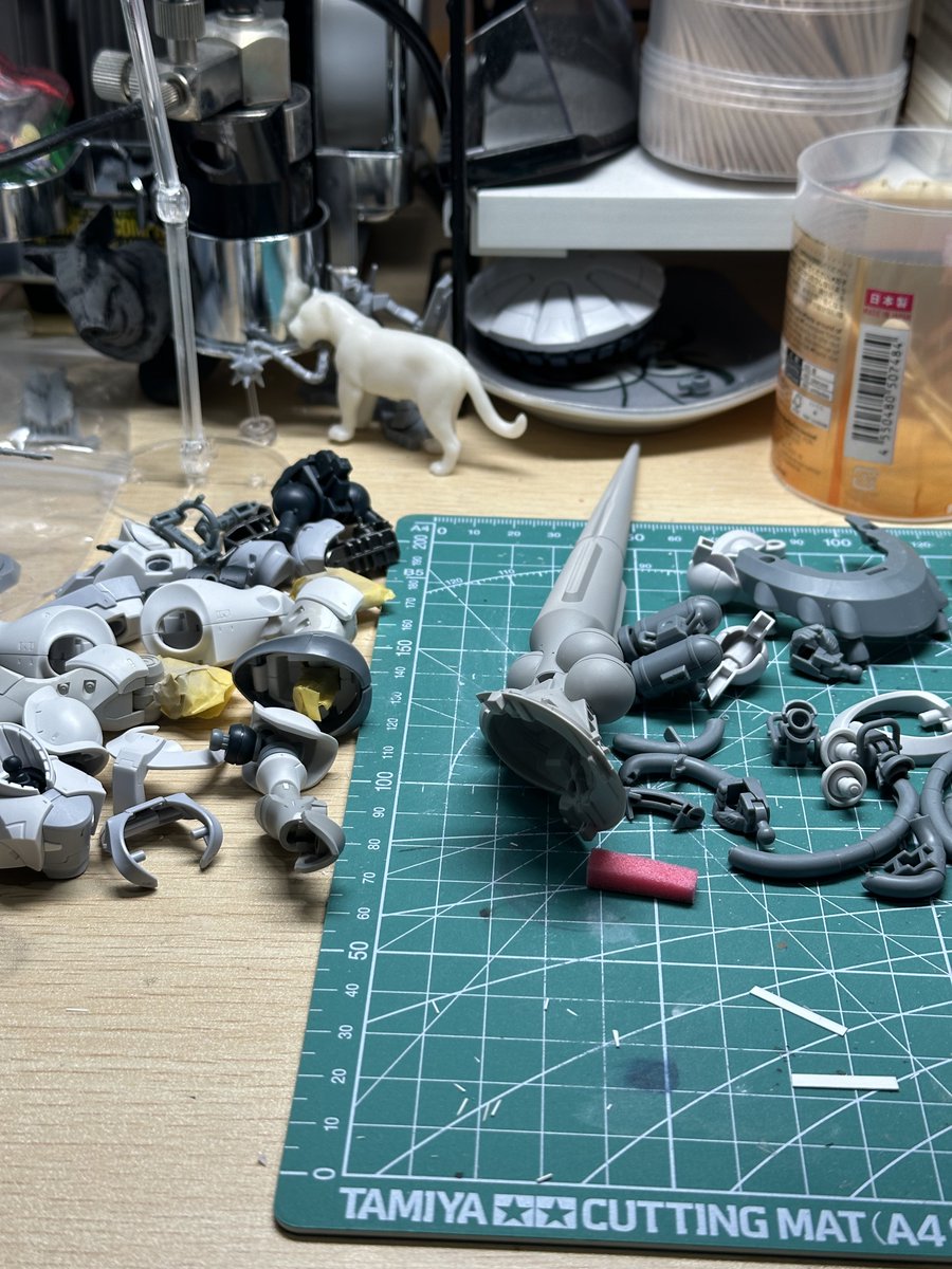 ギャン、掘り直しとディテール工作、もう飽きた…😑
まだあとハクジさんが残ってる…。