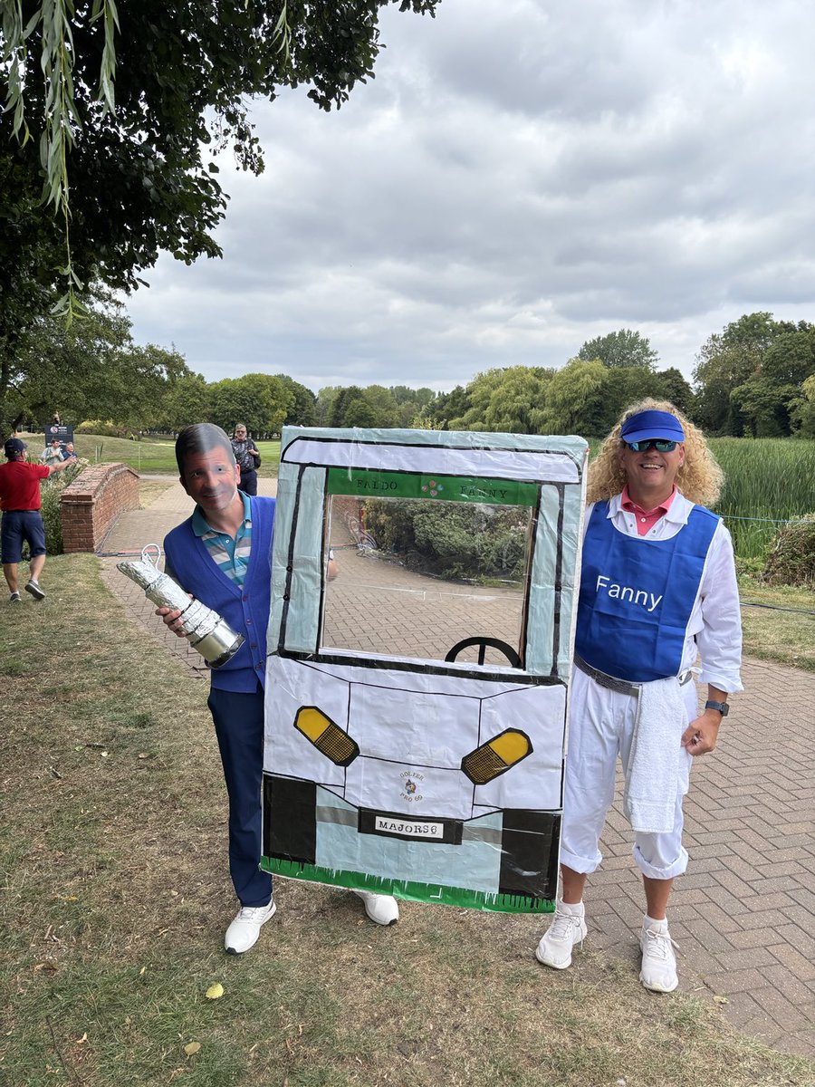 Retro Saturday here at the belfry and I just bumped into Sir Nick and Fanny, wonderful effort