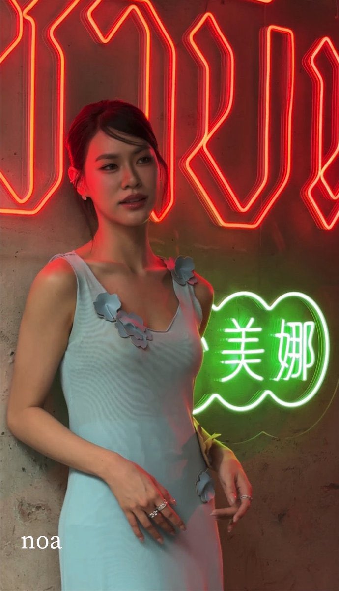 สง่างาม ชุดสีฟ้าอ่อนที่เข้ากับผิวทำให้รู้สึกถึงความเรียบหรู แต่เต็มไปด้วยความหวานละมุน แสงนีออนสีแดงและเขียว ที่สะท้อนผิวหน้าและลำคอ ยิ่งทำให้ภาพรวมดูมีมิติและมีเสน่ห์แบบลึกลับน่าค้นหา

EMITHASORN WITH SABINA 
#SabinaBralessxEmi