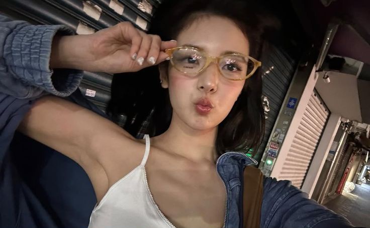 Whoooo?! I'm isla! And I'm looking for fun &amp; interactive moots! (⁠⊙⁠_⁠◎⁠)

✧ filo
✧ she/her
✧ ‘09
✧ not new to #stantwt #kpoptwt
✧ I stan Itzy, seventeen (mainly), twice, tws, enhypen, blackpink and other groups too!
✧ any fandoms will do!

♡︎ / ↻ are appreciated