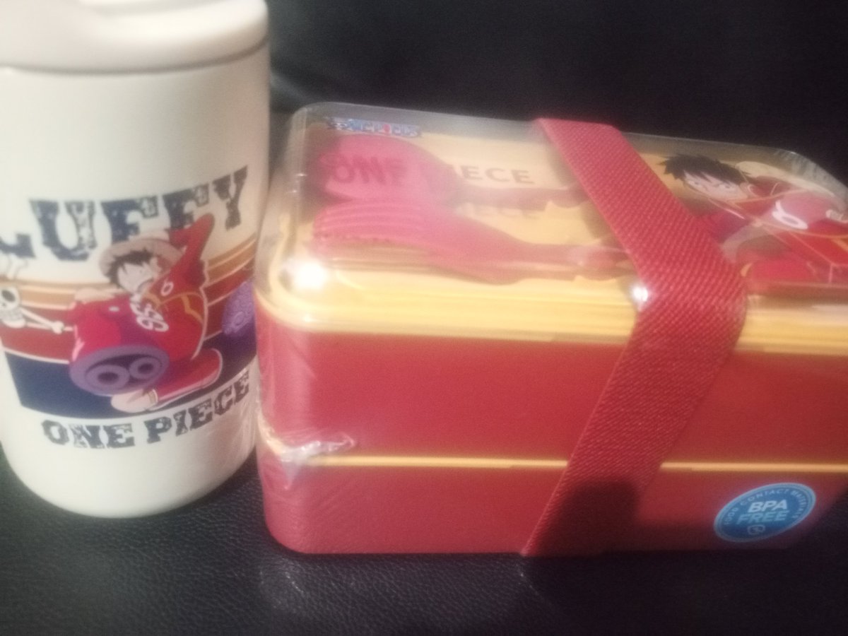 I bought a lunchbox set cause I've been using the same lunchbox for 3 years hehe I'm so happy 🥹🥹🥹🥹