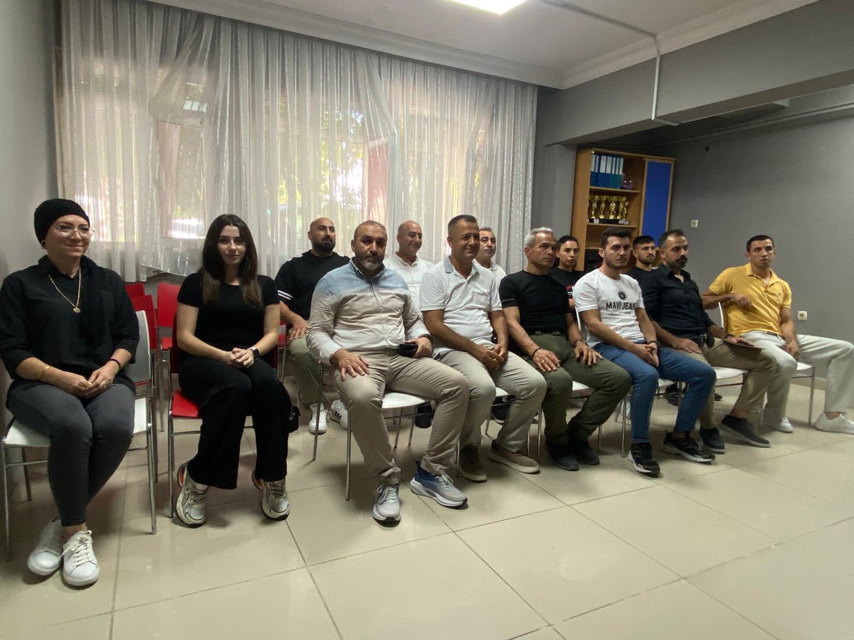 salimkayici's tweet photo. Tekirdağ’da gerçekleşecek Siyah Kuşak Dan Sınavları öncesi Antrenörlerimizle birlikte teknik toplantımızı gerçekleştirdik. Başarılar dilerim. https://t.co/fyAytAZkxq