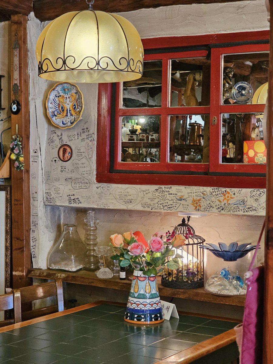 서울 혜화 <릴리 마를렌>

밀크티는 아쌈 계열 찻잎 쓰시는 것 같고, 진하진 않다. 적당히 달달한 맛. 케이크는 냉동. 전체적으로 딱히 디저트를 위해 가는 느낌은 아니다. 내부 인테리어가 예뻐서 어딜 찍어도 잘 나온다.