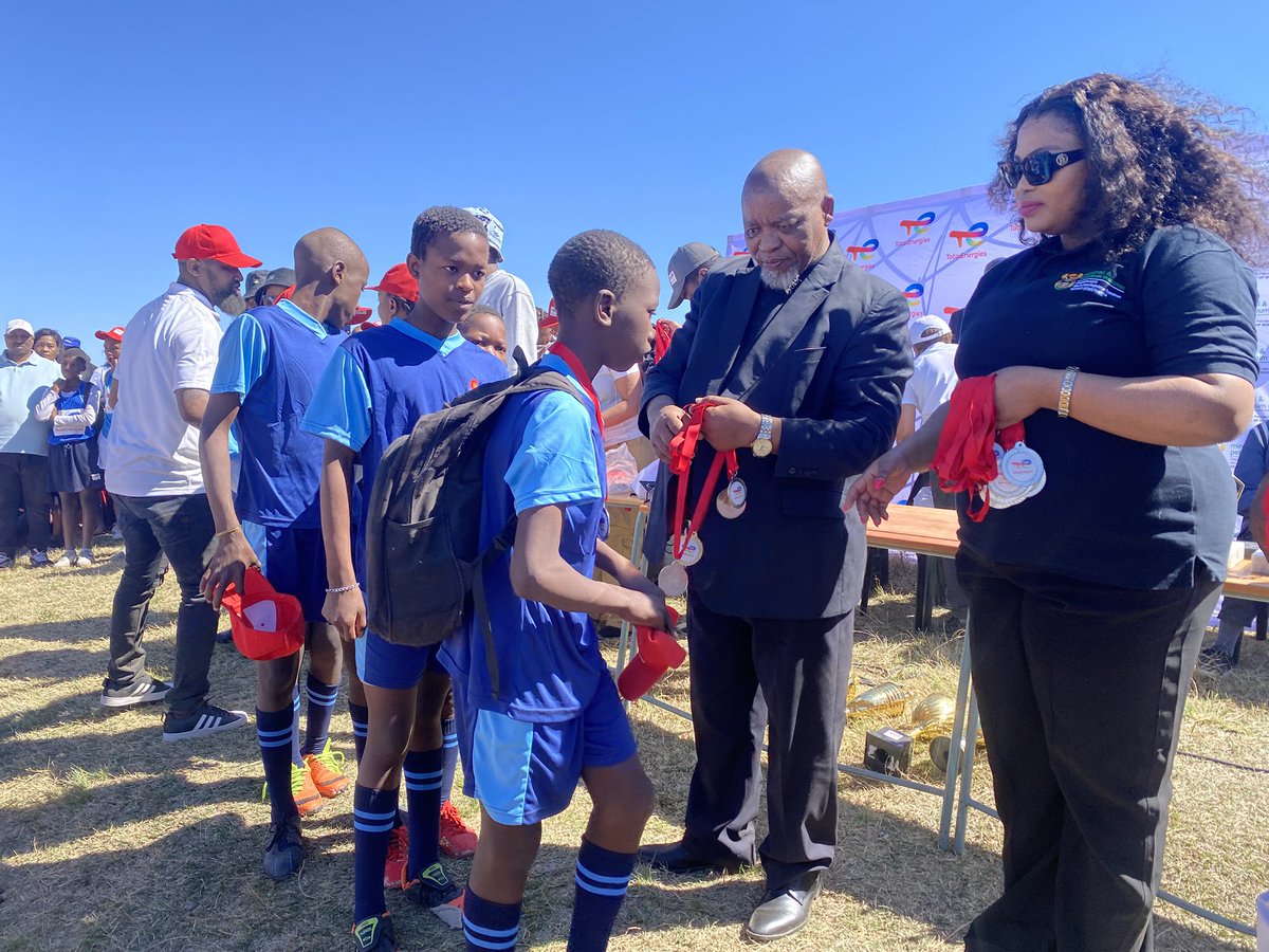 DMPR_ZA's tweet image. 🎓+⚽+🏐 = Empowered Youth!
While the Career Expo guides learners on STEM careers, soccer &amp;amp; netball games bring fun &amp;amp; teamwork. Minister @GwedeMantashe1 and DM Mgcina are handing over prizes to the winners. #DDM #YouthInAction