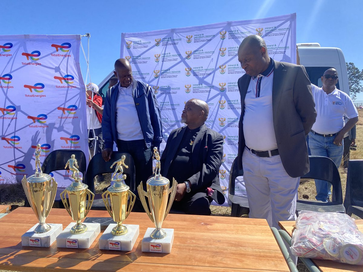 DMPR_ZA's tweet image. 🎓+⚽+🏐 = Empowered Youth!
While the Career Expo guides learners on STEM careers, soccer &amp;amp; netball games bring fun &amp;amp; teamwork. Minister @GwedeMantashe1 and DM Mgcina are handing over prizes to the winners. #DDM #YouthInAction