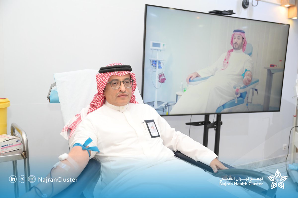 الرئيس التنفيذي لتجمع نجران الصحي خالد بن عايض العسيري يشارك بالحملة الوطنية للتبرع بالدم والتي أطلقها سمو سيدي ولي العهد مؤكداً أهمية نشر ثقافة العطاء والتضامن المجتمعي 

#حملة_ولي_العهد_للتبرع_بالدم 
#اقتداء_وعطاء
#تجمع_نجران_الصحي