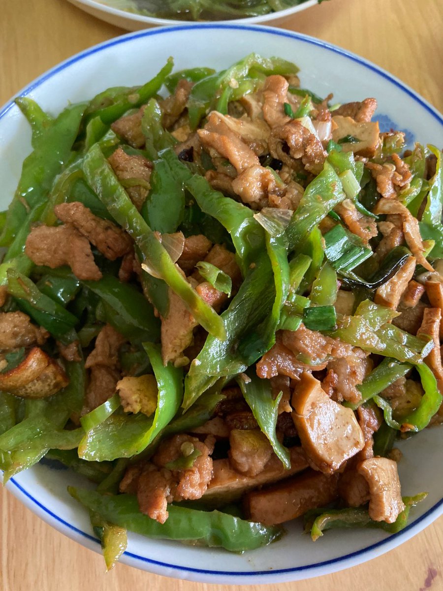 ・トマトと卵の炒め物🍳🍅
・青菜のガーリック炒め🥬🧄
・スペアリブの煮込み🍖🔥
・ピーマンと豚肉の炒め物🌶️🐷