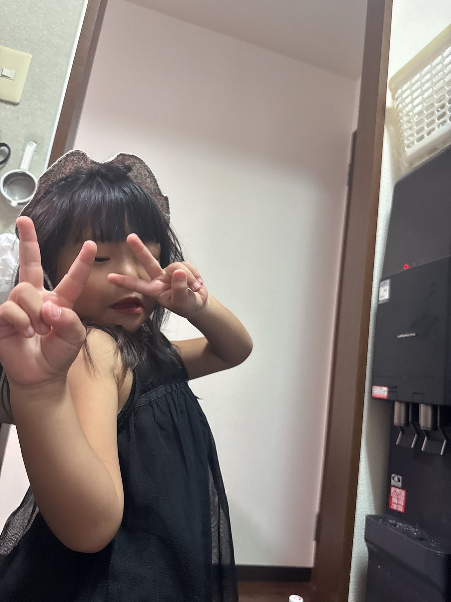 mcayr0808's tweet photo. 4歳児のギャルピースw https://t.co/wQwMsX4BEE