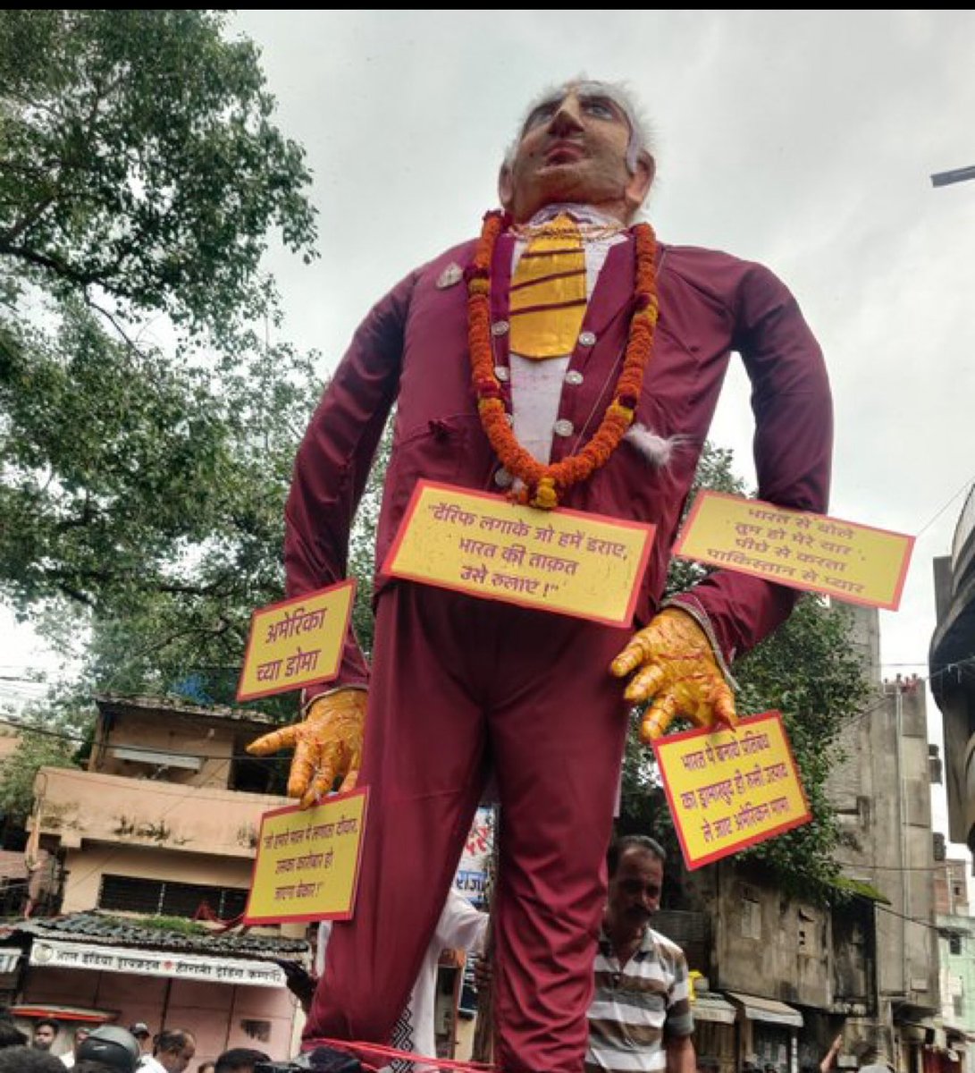 REDBOXINDIA's tweet image. TRUMP EFFIGY BURNS AT NAGPUR’S MARBAT FESTIVAL

A giant effigy of Donald Trump was the centerpiece at the centuries-old Marbat festival, as locals protested the US move to impose 50% tariffs on Indian goods.
