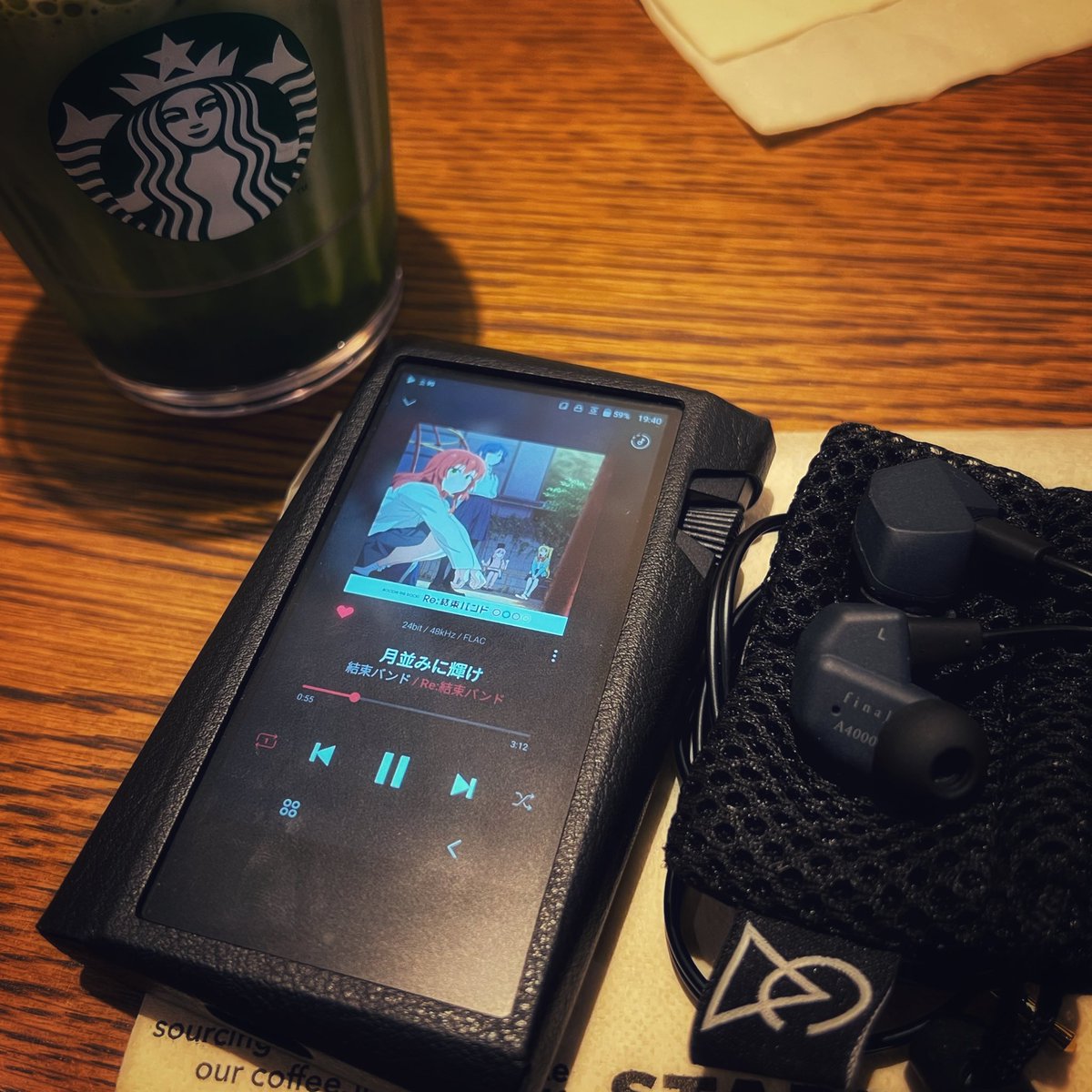 Tsukishiro_527's tweet photo. 週末はカフェオデするのが最近のルーティン。

今日はSR35とFUSION-Gの組み合わせによって、
ボーカルは近いのに楽器帯に全く干渉しない、
かなり理想のサウンドになったfinal A4000で。

Astell&amp;Kern SR35 × final A4000(FUSION-G)
#SR35 #final聴いてみた https://t.co/bXlTISydgP