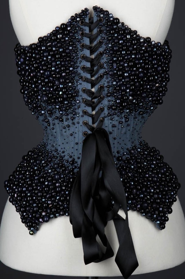 'Weeping Hydra' beaded overbust corset by ✨Emiah✨ circa 2016, featuring 7.000 HAND-SEWN PEARLS. 🪡

PS: inspired by the moonlight hitting the sea at night.