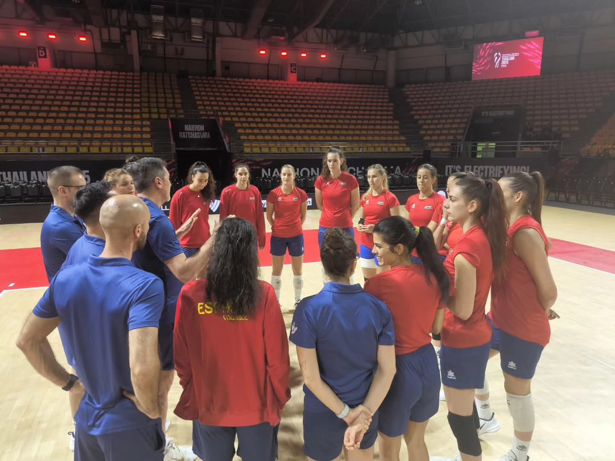 SusoVazquez_'s tweet photo. 🇪🇸 A selección española de volei feminino @RFEVB volve a un Mundial 43 anos despois!
Un día histórico 🏐💥
#Voleibol #Mundial2025 #Tailandia2025 #VolleyWorld #NakhonRatchasima #VolleyballWorld https://t.co/AGnG0kY3o2