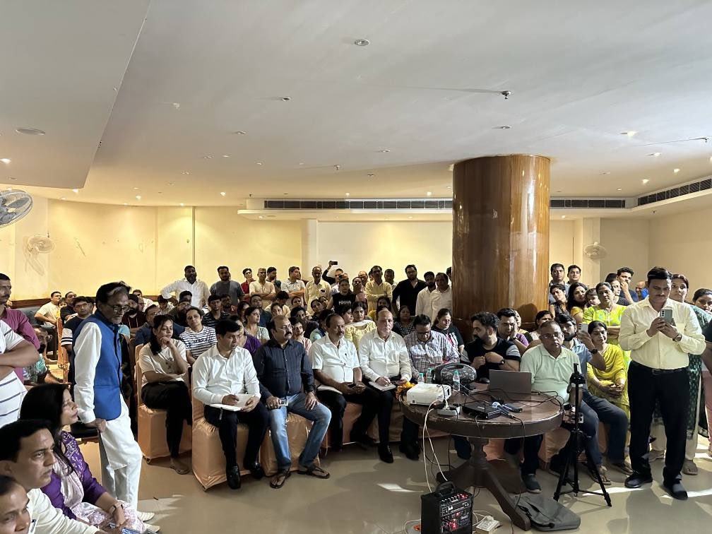 जन-संवाद कार्यक्रम के अंतर्गत आज हाई राइज सोसाइटी सिक्का कार्मिक, सेक्टर-78 में स्थानीय निवासियों से संवाद किया।

इस दौरान प्राप्त शिकायतों पर त्वरित कार्यवाही के लिए मौके पर उपस्थित संबंधित विभाग के अधिकारियों को निर्देशित किया।