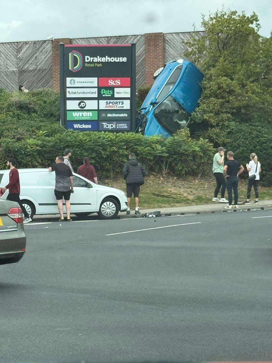 CAR OVERTURNS AT DRAKEHOUSE RETAIL PARK 🚨

Two people were rescued by fire crews after a car overturned on a steep embankment near Drakehouse Way, Sheffield this morning. Both were handed to paramedics, and recovery work is ongoing.

#Sheffield #Drakehouse