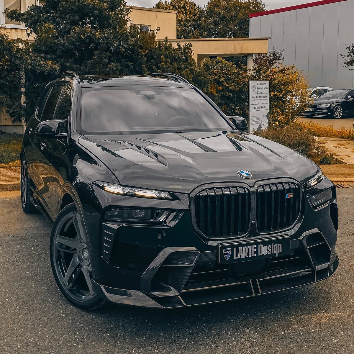 autochat360's tweet photo. Which luxury SUV would you trust to last you 20 years?😍 https://t.co/jbMZD2Vyhm