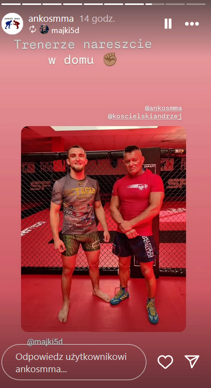 InTheCagePL's tweet photo. Trener Andrzej Kościelski już na macie? 😎
Zawodnicy wrzucają stories, witając trenera!
#AnkosMMA #Kościelski https://t.co/Z6xCYfo7p6