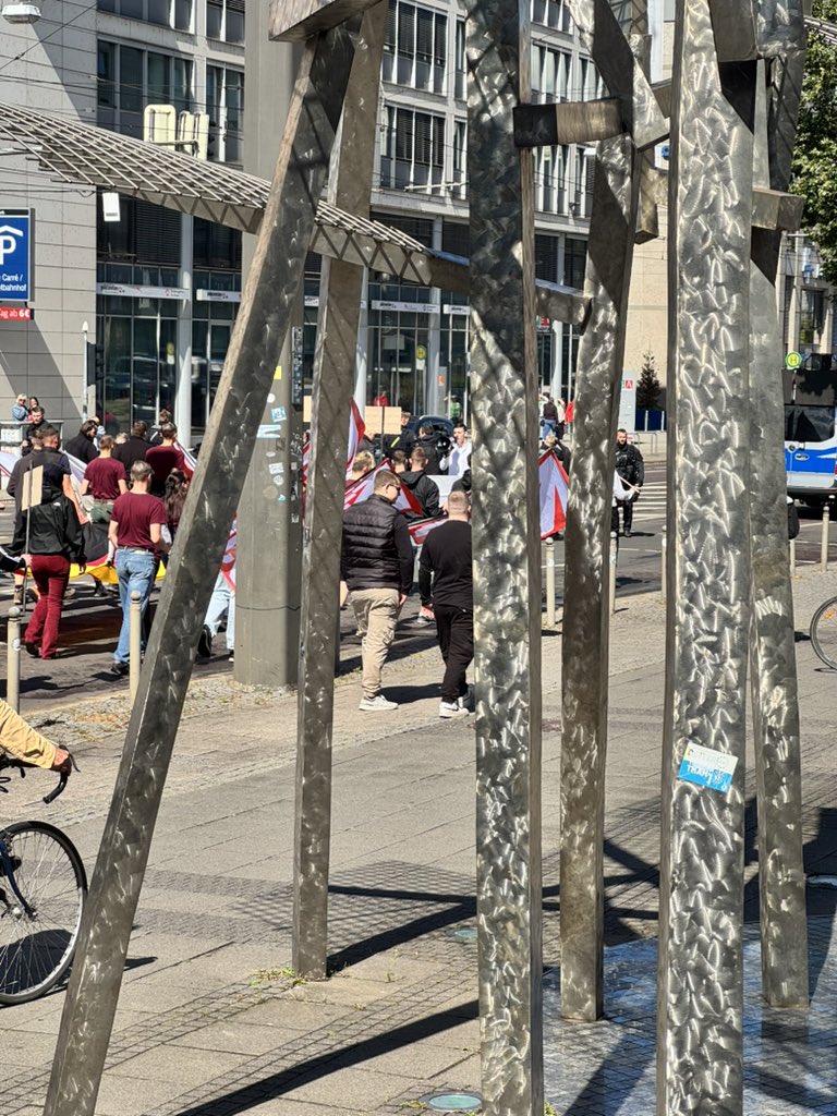 Die “Gegendemo” zieht am Hauptbahnhof vorbei und steht mittlerweile vor dem Maritimhotel.

#md2308