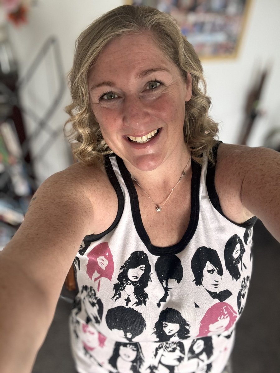 I’ve had this top for about 25 years and never really had an occasion that I really felt it went with until I decided to wear it today at #Victorious!