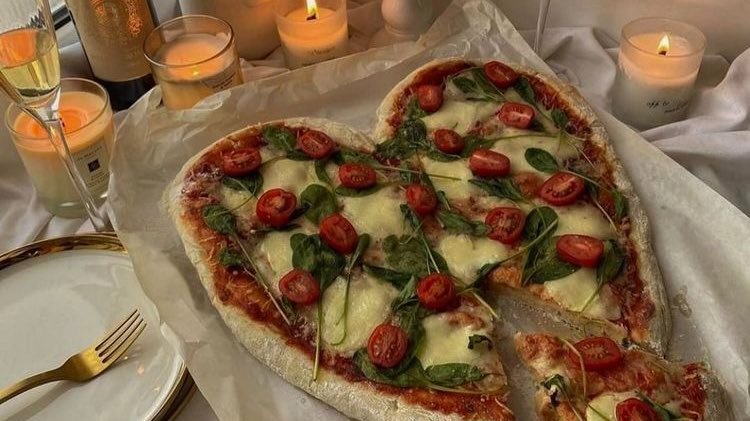 heart_jpg's tweet photo. heart-shaped pizza https://t.co/3V4X7cRRH3