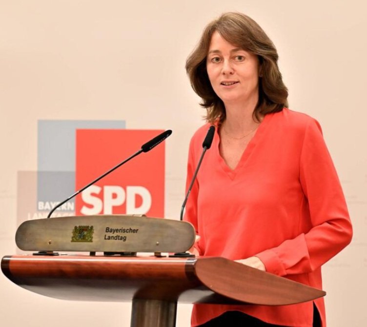 Man muss sich mal vorstellen,  was "Unsere Demokratie™" für Absurditäten bereithält!
Da will die SPD ALLEN ERNSTES Katarina Barley zur "unabhängigen" Verfassungsrichterin machen.
Die allermeiste Zeit ihres Lebens war #Barley NICHTS ANDERES als SPD-Politikerin, sie war sogar
