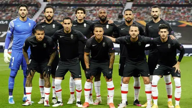 Quién nos iba a decir que, cuatro años después de esta imagen en Manchester, estaríamos rezando para no descender a Primera RFEF.

Y luego nos hablan de proyectos sólidos y a largo plazo.