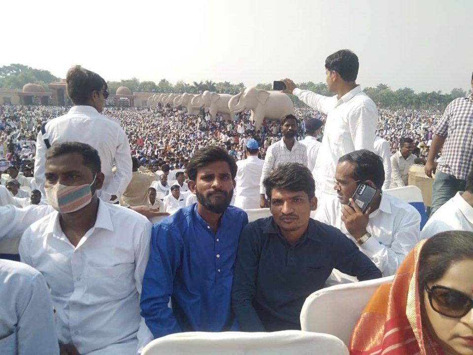 Tony 🐘 (@tonybekkal) on Twitter photo चार साल पहले (9 अक्टूबर 2021) लखनऊ में मान्यवर कांशीराम जी की पुण्यतिथि के अवसर पर बीएसपी द्वारा आयोजित विशाल रैली में मैं अपने मित्र <a href="/amarmanda01/">Amar manda</a> के साथ शामिल हुआ था।
तब मुझे बीएसपी के बारे में ज़्यादा जानकारी नहीं थी। बहुजन राजनीति को समझने और सीखने की प्रक्रिया में ही था।
उस चार साल पहले (9 अक्टूबर 2021) लखनऊ में मान्यवर कांशीराम जी की पुण्यतिथि के अवसर पर बीएसपी द्वारा आयोजित विशाल रैली में मैं अपने मित्र <a href="/amarmanda01/">Amar manda</a> के साथ शामिल हुआ था।
तब मुझे बीएसपी के बारे में ज़्यादा जानकारी नहीं थी। बहुजन राजनीति को समझने और सीखने की प्रक्रिया में ही था।
उस